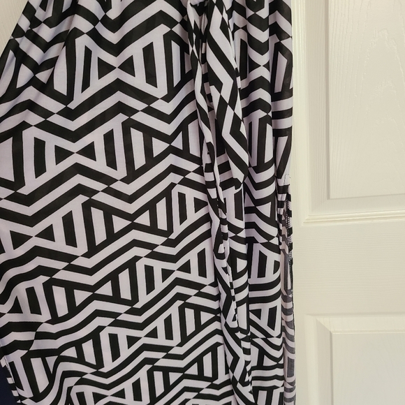 Maxi dress with geometric pattern. - Picture 2 of 2